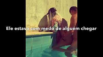 CASADO DOTADO FODE SAFADA NA PISCINA DO HOTEL ENQUANTO ESPOSA d.!!! PUTARIA PERIGOSA