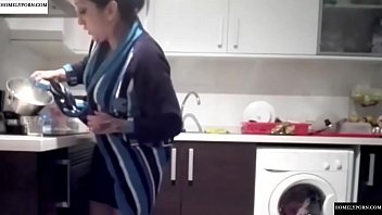 Se folla a su mujer en la cocina mientras los bebés están en la habitación